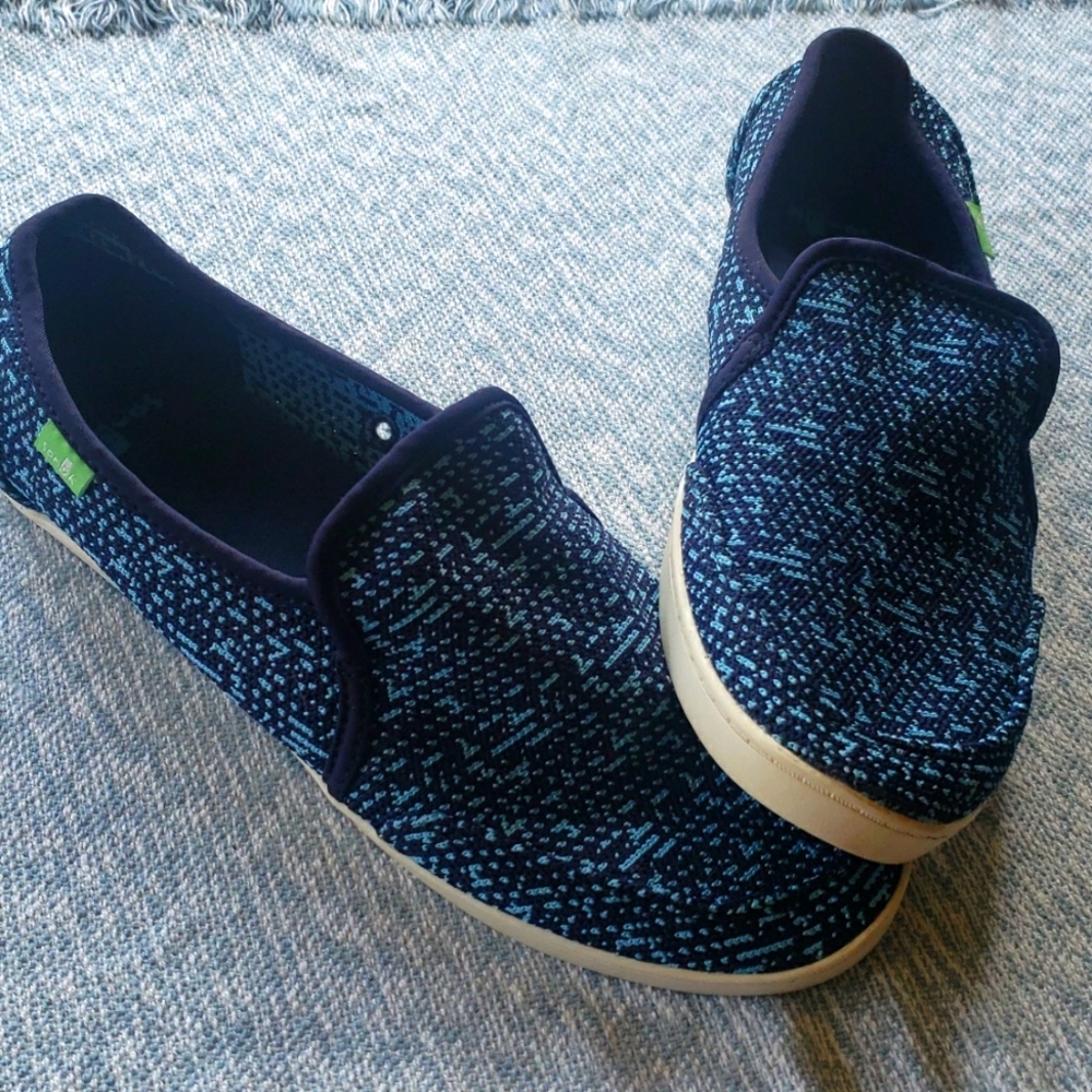 EUC SANUK PAIR O DICE SIZE 10 slip ons